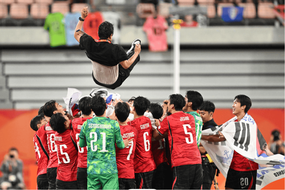 原创
            吃饱掀桌！韩国男足夺冠晒退伍帽，一场胜利或断送几代体育人后路