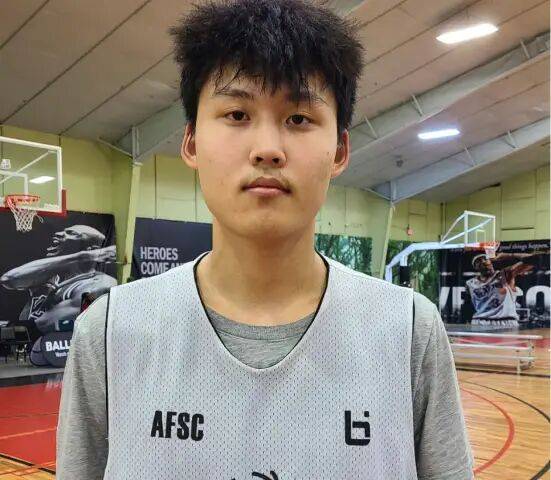 CBA3消息！中国小将美国被拘留，胡明轩谈季前赛，宏远主帅亲承新外援将到位！