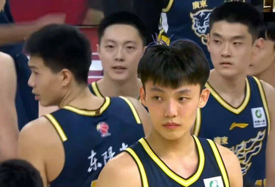 广东男篮主帅表达三点不满，卢卡25分钟得1分被喷，胡明轩徐杰需调整