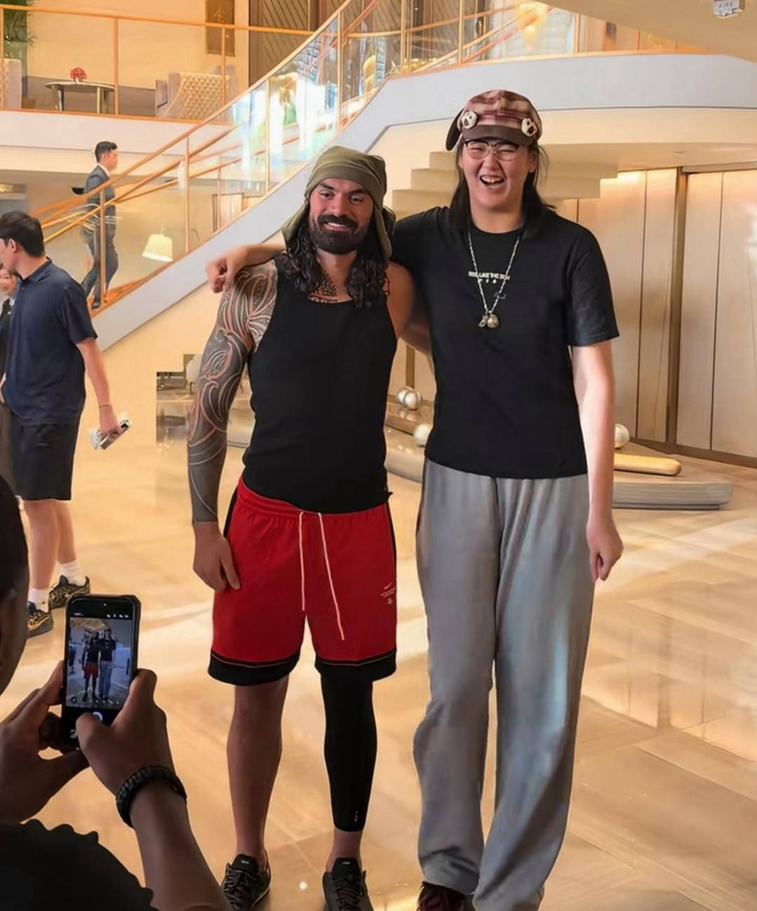原创
姚明与张子宇同框引发热议,身高差仅半个头,强势压制众多NBA中锋
