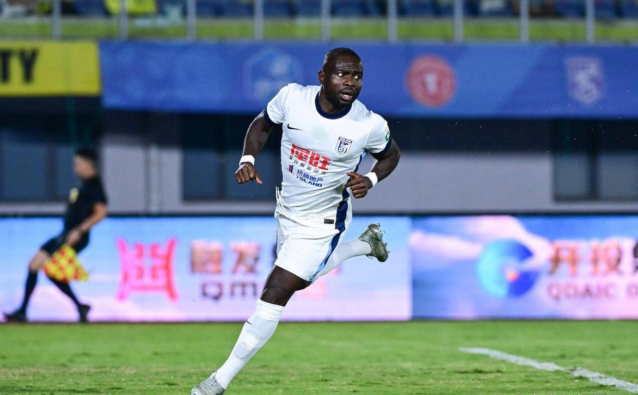 大连英博4-0战胜西海岸，成都蓉城夺冠再次推迟，阿奇姆彭演出大四喜