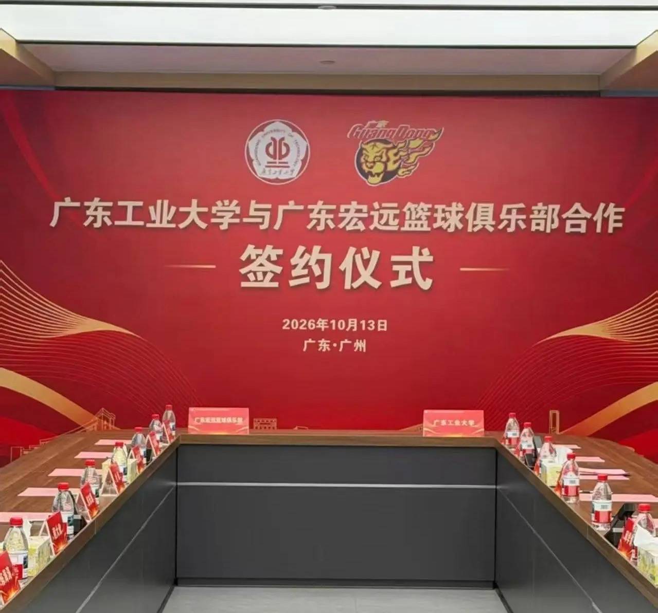 原创
            广东3消息！宏远创造CBA历史，弗格加盟细节曝光，杜锋爱将官宣再就业