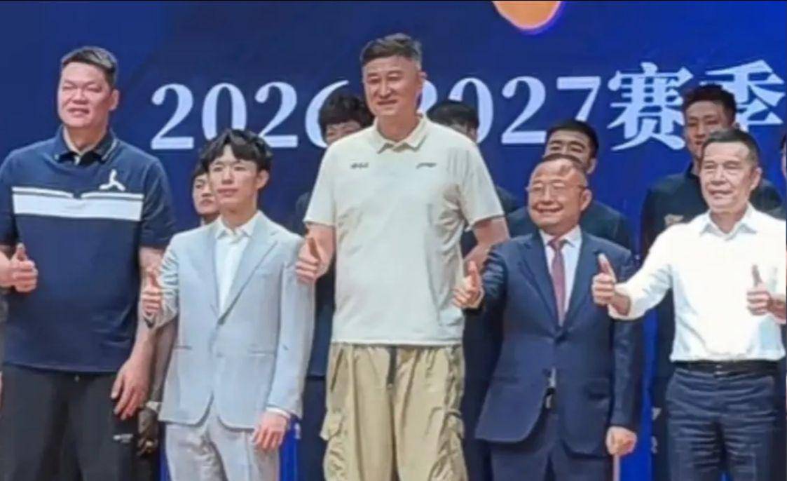原创
            对杜锋耿耿于怀？广东出征仪式一幕，暗示焦泊乔仍对前主帅有不满