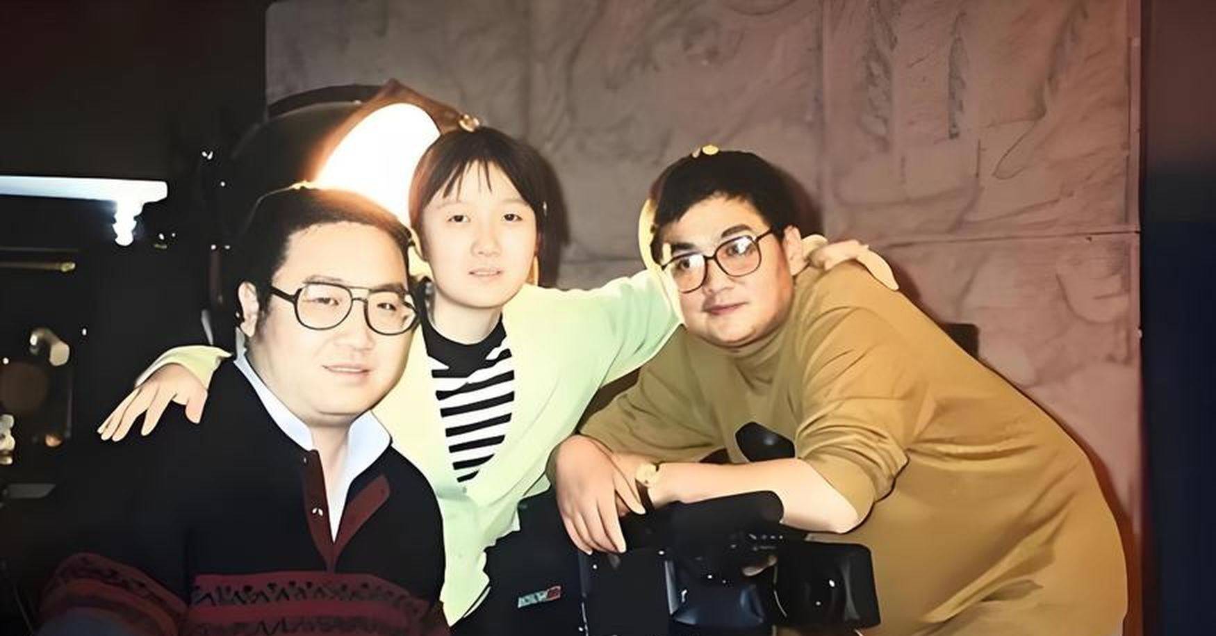 英达20岁女儿英闻笛酷似巴图，留洋练冰球进国青，专程回国为父庆生不掺和
