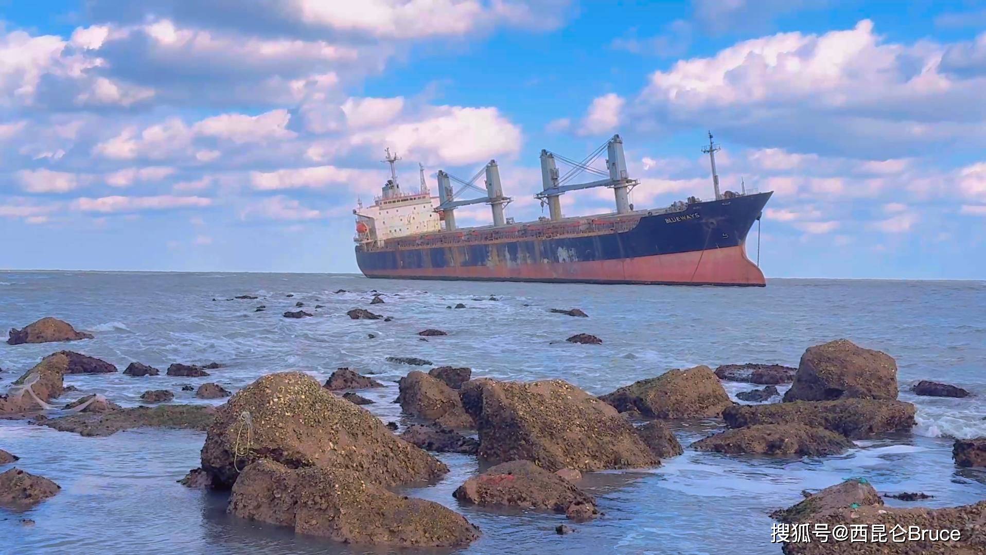 一艘货轮在霍尔木兹海峡触雷沉没，大量全新 iPhone 漂浮在海面，为何货轮会误入危险航道？损失有多大？