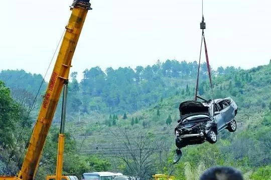 男子叫救援队吊车后坠落被砸身亡