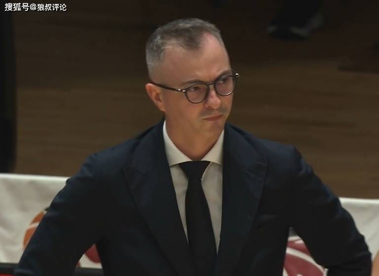 媒体人：很多外教刚来CBA雄心勃勃 但输几场就明白想赢球得靠小外援抡