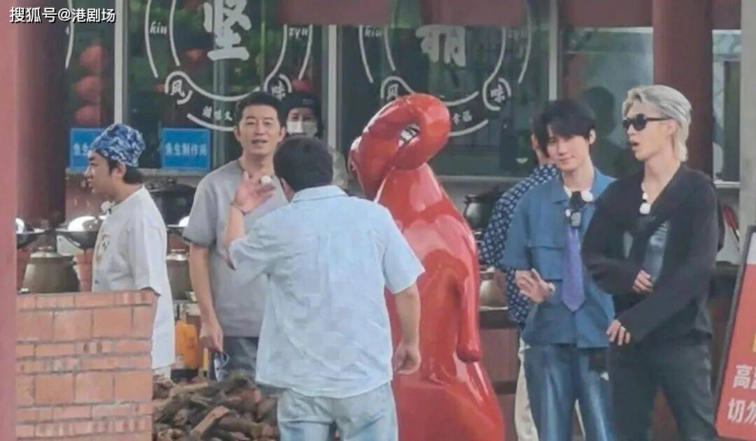 王祖蓝白鹿广东开拍《奔跑吧》！粉丝爬树架「人肉天梯」争睹偶像封面图
