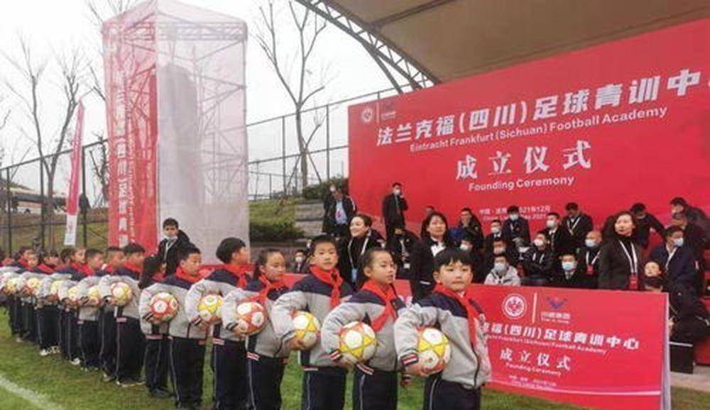 克勒舍合同签到却即刻转投米兰，法兰克福强留助手哈东还扶赫尔曼任主席
