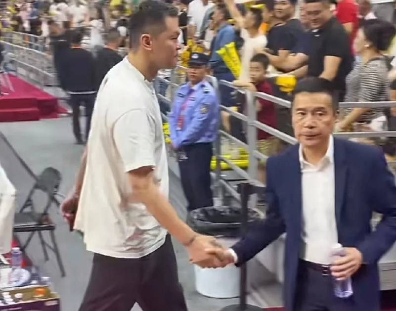 一觉醒来，宏远已走流程换大外！胡明轩带伤出战，广东票房罕见遇冷