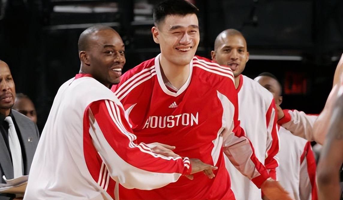 姚明身边强硬的男人！3年没了7颗牙，NBA生涯赚了5000万