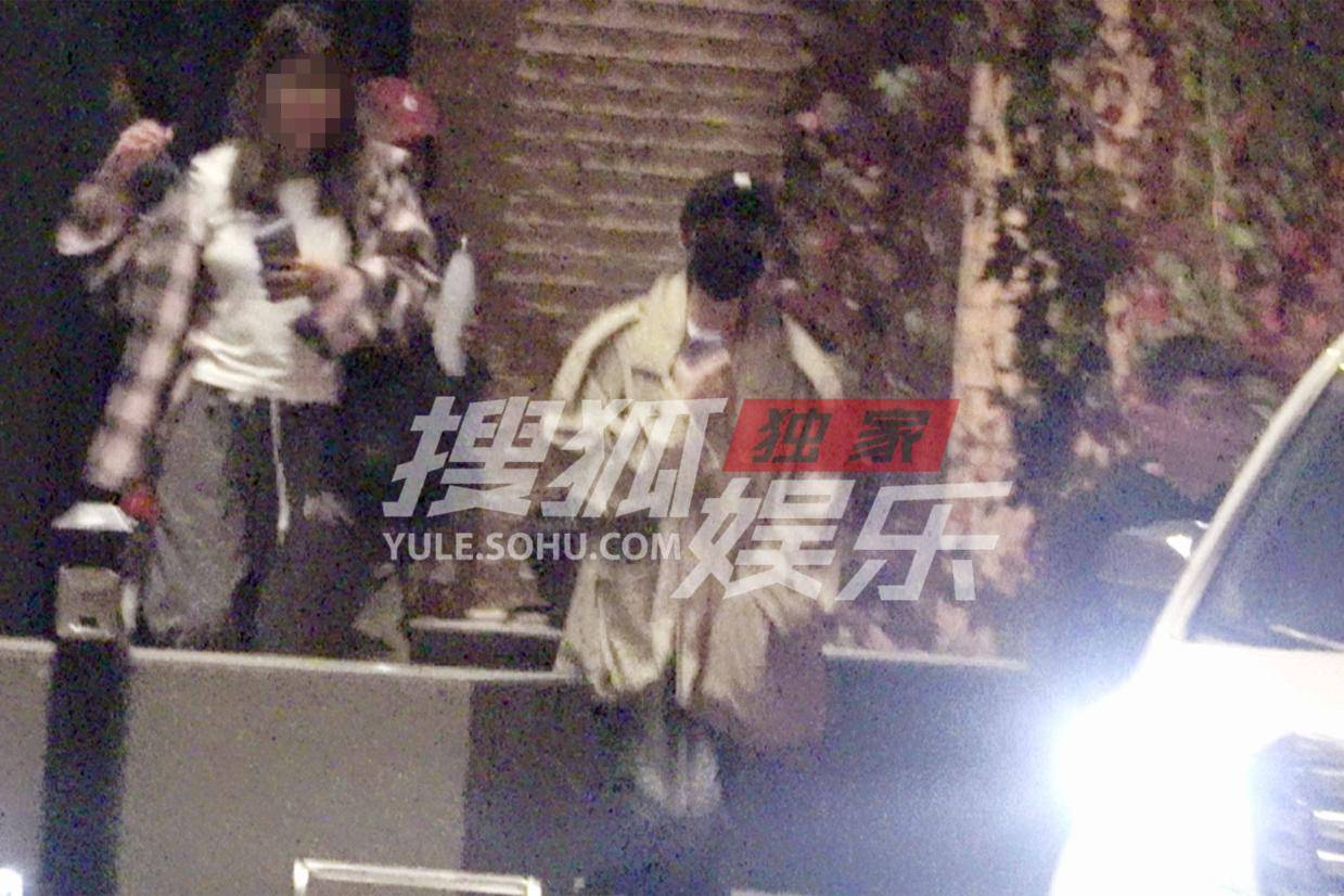 王俊凯深夜工作不停歇，风衣造型引领时尚潮流