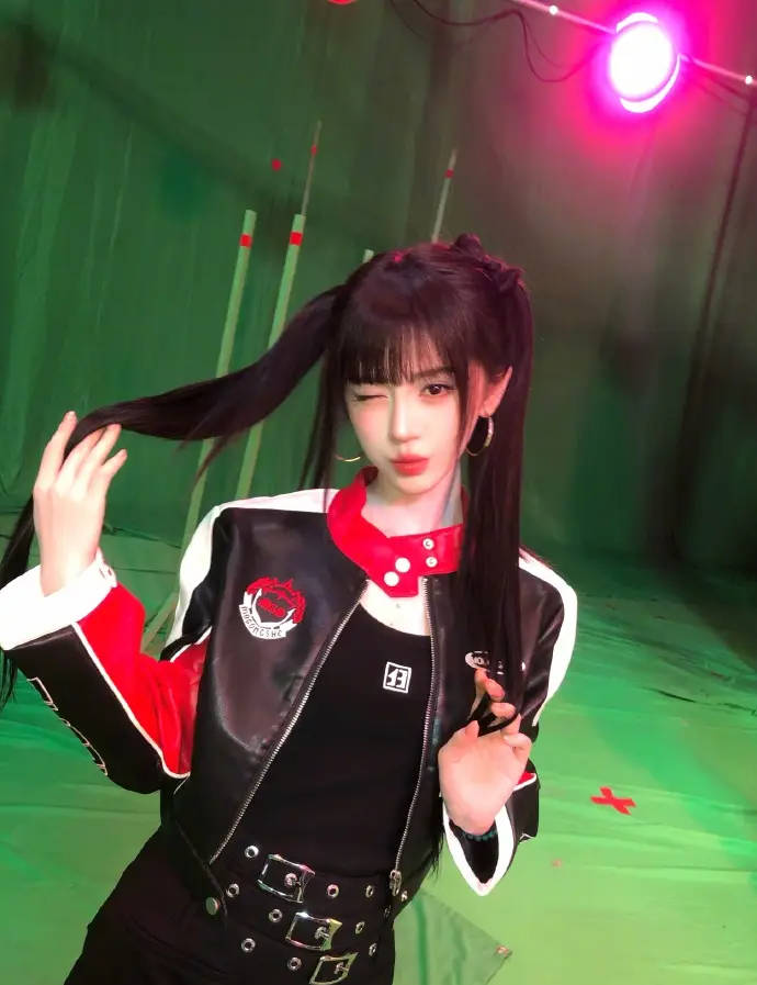 鞠婧祎穿红黑皮衣配双马尾 俏皮对镜嘟嘴甜酷感满分 娱图社 · 2小时前 · 1.0万阅读 9图