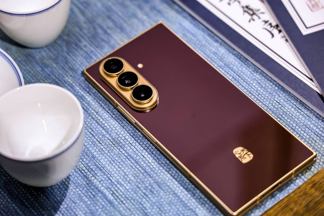 《湖霞入卷 钛淬锋芒 心系天下三星W27为当代精英造一方典藏之器》