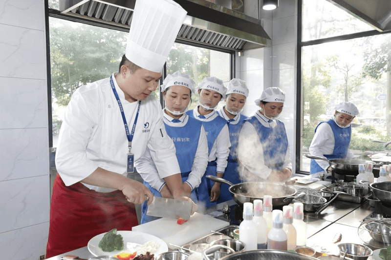 轻喜到家出席2026年全国家政行业产教融合共同体理事会暨家政学学术年会,共筑产教评人才新生态(图6) 轻喜到家出席2026年全国家政行业产教融合共同体理事会暨家政学学术年会,共筑产教评人才新生态(图6)