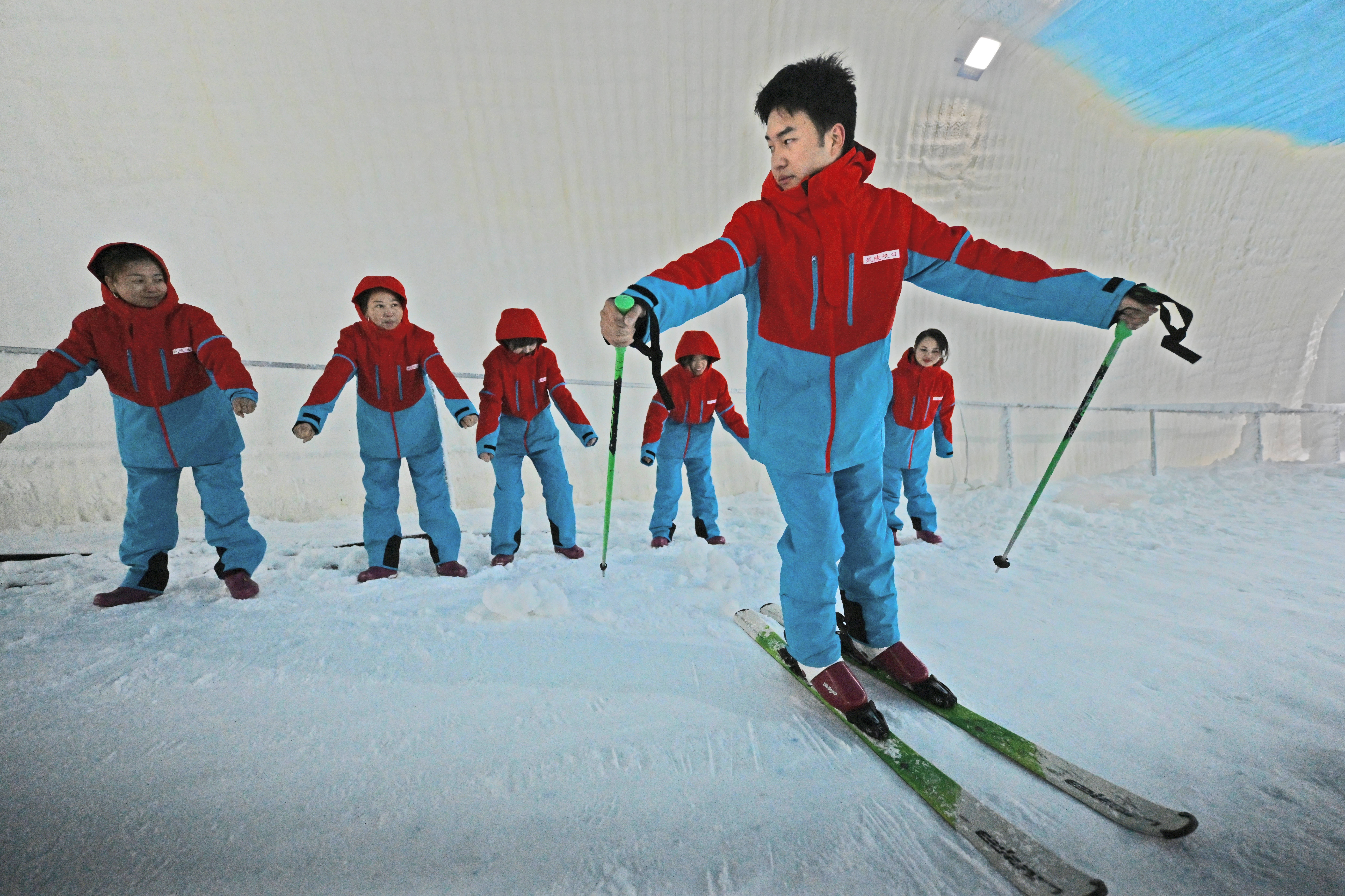 远安巨型岩洞内建成四季滑雪场