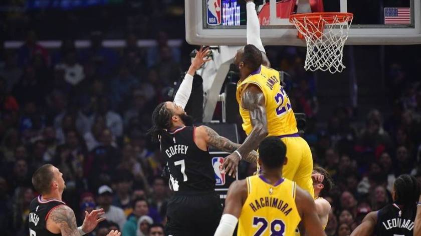 快船詹姆斯强势崛起赛场表现惊艳全场引发热议