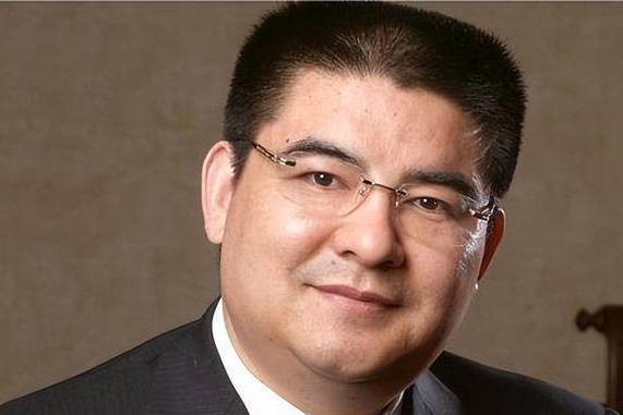 纪实他高调捐款20亿后“消失”，从大善人沦为“大骗子”，如今怎样