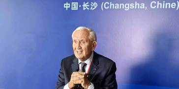 访法国前总理拉法兰：青年是走出困境的关键