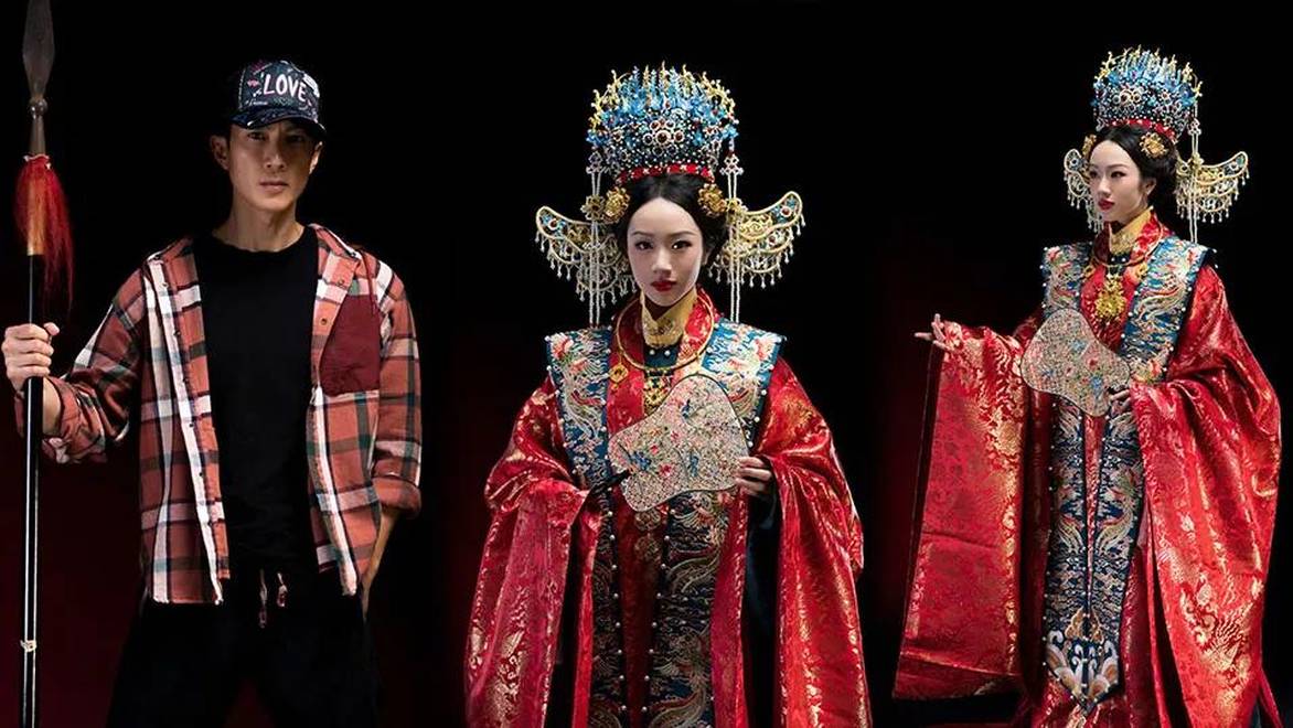 吴尊带女儿拍“中国传统服饰展”宣传海报