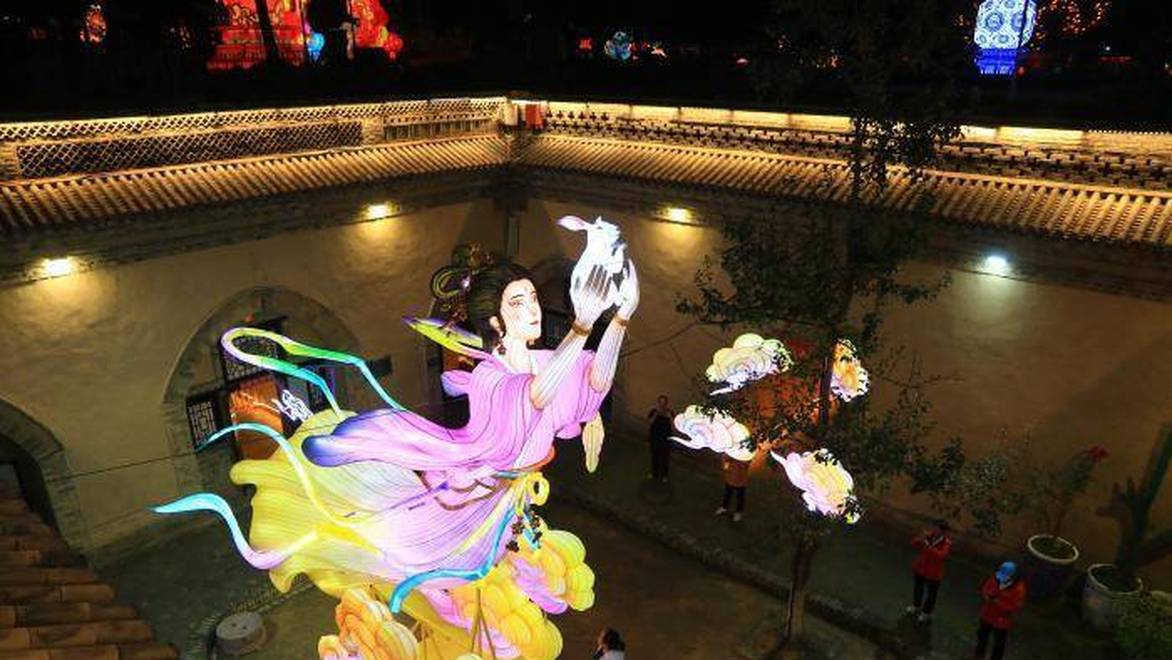 河南三门峡地坑院点亮花灯迎“双节”