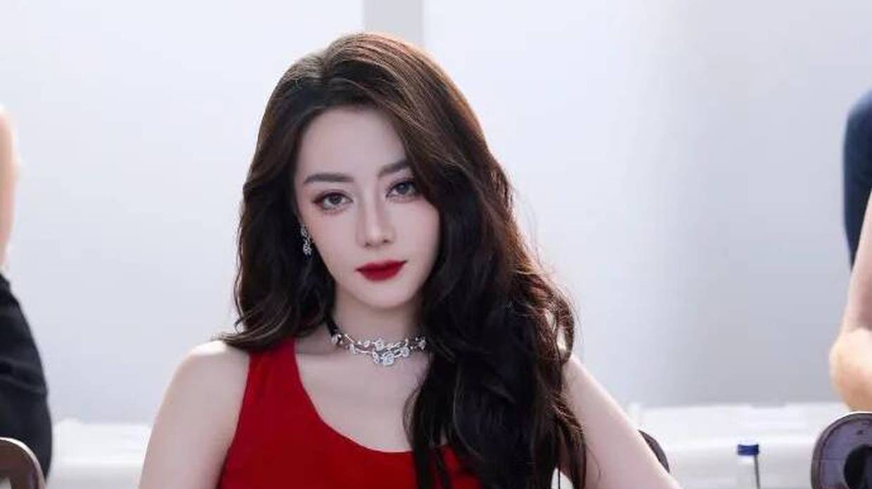 迪丽热巴 李昀锐 谷爱凌齐集迪奥花园，竟然“盘起核桃”？