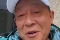 钱再多也没用！60岁王志文现在都拄拐了，和小8岁老婆同框看着像两代人