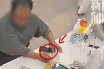 谁也没想到！上海，一男子刚献完400毫升热血，袖子都还没来得及放下，竟趁护士转身的几秒钟，悄悄把对方放在桌上的工作手机揣进了自己兜里！前一秒还是热心公益的好心人，下一秒就变成了偷手机的贼。五月三日傍晚六点半，华灯初上，上海火车站广场的献血屋前，一位主动请缨者翩然而至，带着一份热忱与担当...