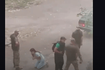 乌克兰女子跪求征兵人员放过丈夫