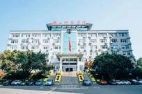 四川高校最小新生仅13岁引热议，与同届年龄最大的同学差17岁，校方回应：消息属实，是特殊群体单招委培的专科生