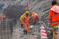 吉隆救灾一线公路防护工事加紧施工