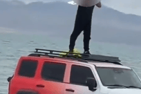 男子把车开进网红湖泊，还站车顶上拍照，该湖被称为“地球上最后一滴眼泪”，他出镜道歉