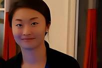 她是敬一丹女儿，嫁英国人为妻，如今定居北京把不挣钱公益当事业