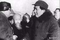 毛主席当时亲切接见了忽必烈后裔，这位后裔临别时赠上一句话，毛主席听完后说：我一定记在心里
