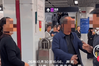 孩童在上海地铁站台便溺引发冲突