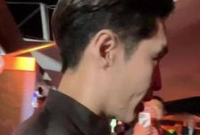 张艺兴就这么水灵灵的从我身边路过……出席戛纳电影节中国之夜，一身中山装帅气有型，简直夯爆了