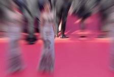 李冰冰戛纳红毯，一袭银灰水墨高定，将东方留白美学穿成了流动的画卷。没有浮夸的裙摆，却凭骨子里的气韵，成为全场最耀眼的存在，这才是内娱大花的顶级质感。