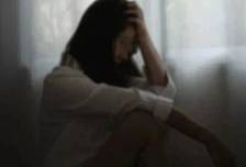 女子分手后难释怀，支付8000 余元委托网红博主让其前男友服软：捏造“私生活混乱”等谣言，往车位倒粪便；2人被判刑，女子不予追究