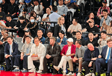 马云现身NBA中国赛刷屏！比起顶级大佬坐一排，这一蹲才是真格局