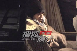 舒淇忙完工作放松开心 双手揣在袖子里保暖