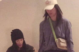 瞿颖和朋友餐厅门口等位 叫号后快步进入