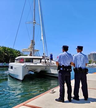 三亚港口岸清水湾港区对外开放后首艘出境游艇顺利通关