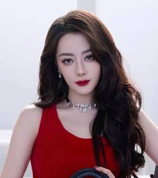 迪丽热巴 李昀锐 谷爱凌齐集迪奥花园，竟然“盘起核桃”？