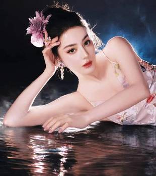 迪丽热巴化身性感花仙子 穿印花吊带裙勾勒曼妙身姿