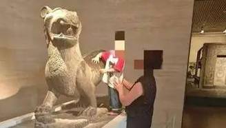 网曝男童翻过隔离线踩在展台上 摸东汉石走兽
