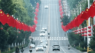 国庆佳节将至多地街道闪耀“中国红”