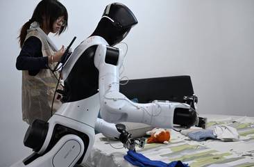 大学女生日薪二百 教机器人刷杯子拧瓶盖