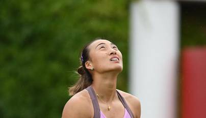 组图：郑钦文0-2止步女王杯首轮 表情沮丧