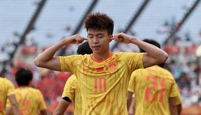 组图：亚运男足中国1-2韩国 王钰栋首开纪录