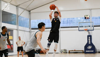 CBA-浙江广厦训练备战新赛季 孙铭徽跳投